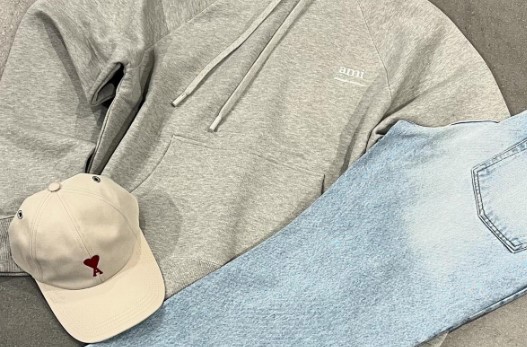 Jeans, a cream coloured baseball hat and a grey hoodie