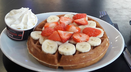 Sundaes chunky waffle with banana, strawberries and whipped cream