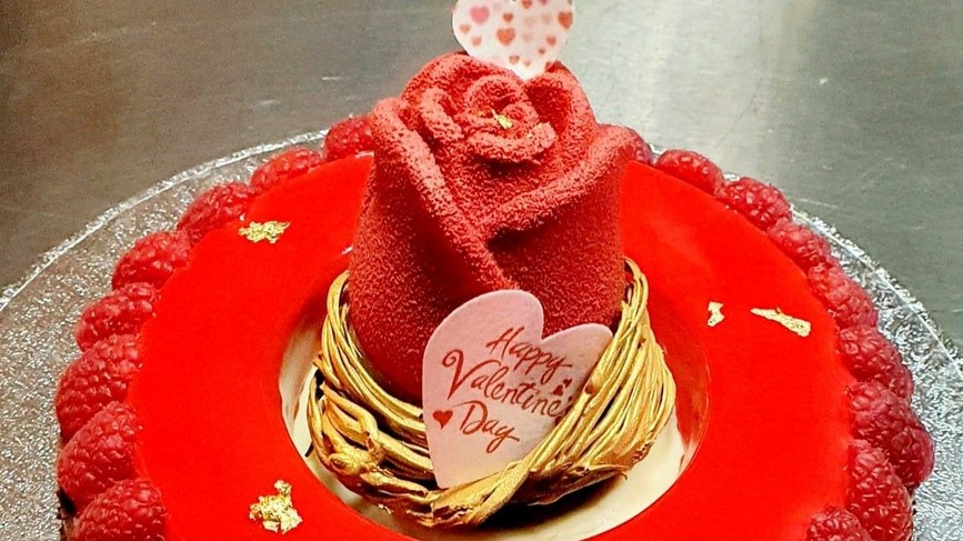 Cakes Re-volution red valentines cake with raspberries and sugar rose